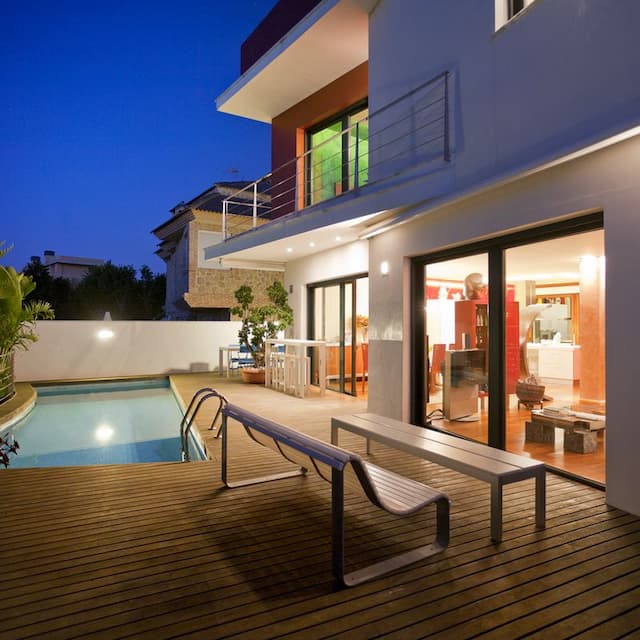 Zauberhafte Villa in modernem Stil in der Wohnsiedlung Condomina, in San Juan (Alicante).