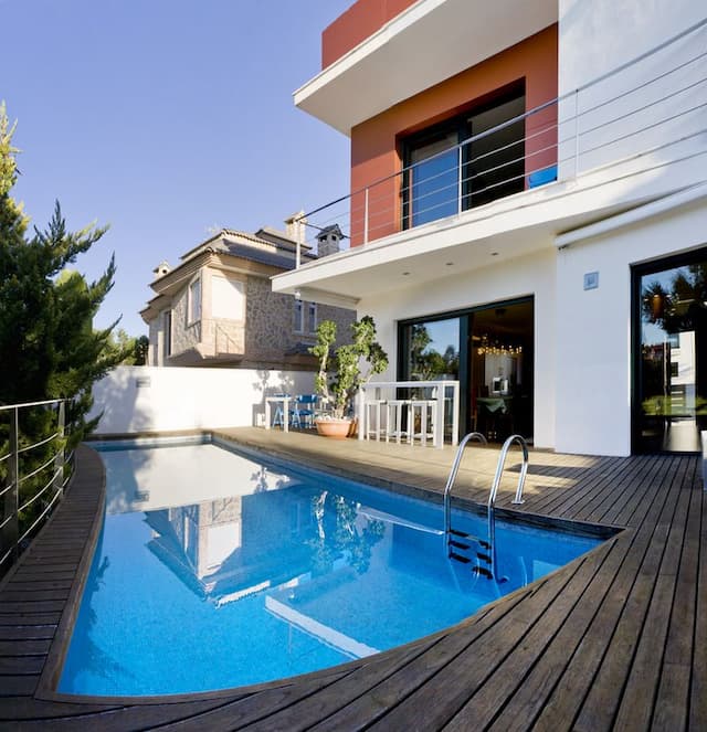 Zauberhafte Villa in modernem Stil in der Wohnsiedlung Condomina, in San Juan (Alicante).