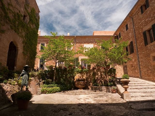 Majestuosa finca rústica de origen islámico con alberca y coto de caza en una zona privilegiada de Mallorca.