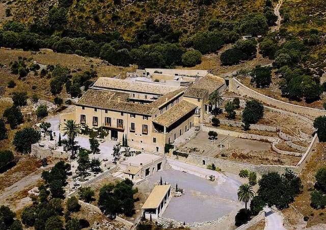 Majestuosa finca rústica de origen islámico con alberca y coto de caza en una zona privilegiada de Mallorca.