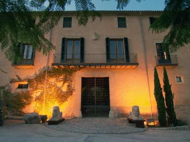 Majestuosa finca rústica de origen islámico con alberca y coto de caza en una zona privilegiada de Mallorca.