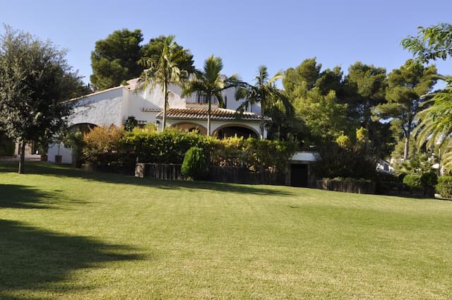 Villa en venta en Jávea, con jardín cerca de la playa.