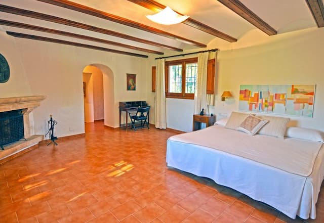 Villa en venta en Jávea, con jardín cerca de la playa.