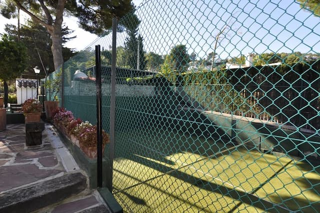 Villa en venta en Jávea, con jardín cerca de la playa.