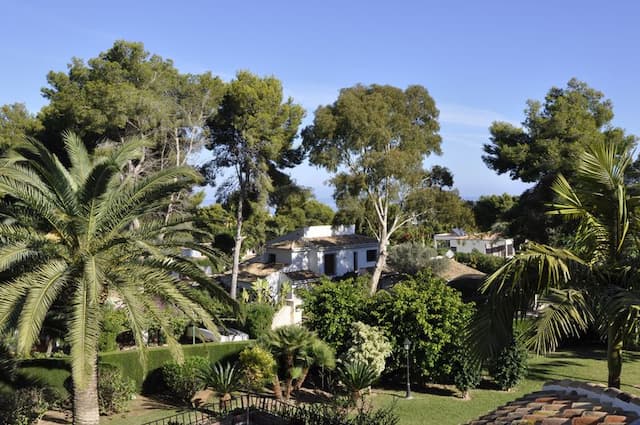 Villa en venta en Jávea, con jardín cerca de la playa.