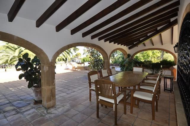Villa en venta en Jávea, con jardín cerca de la playa.