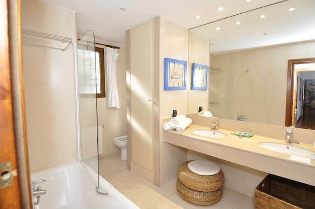 Villa en venta en Jávea, con jardín cerca de la playa.