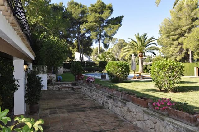 Villa en venta en Jávea, con jardín cerca de la playa.