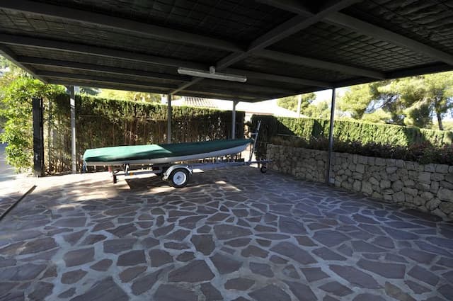 Villa en venta en Jávea, con jardín cerca de la playa.