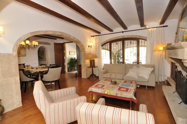 Villa en venta en Jávea, con jardín cerca de la playa.