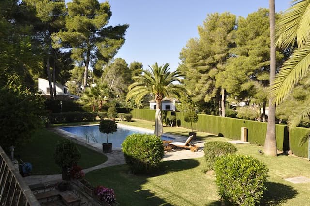 Villa en venta en Jávea, con jardín cerca de la playa.