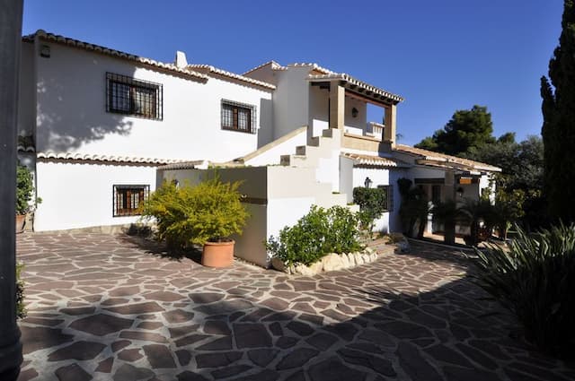 Villa en venta en Jávea, con jardín cerca de la playa.