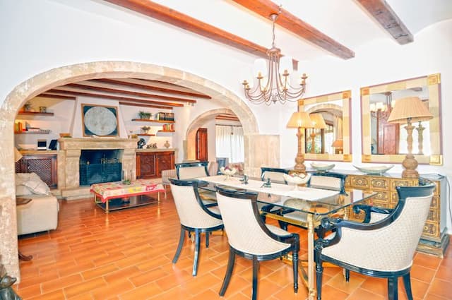 Villa en venta en Jávea, con jardín cerca de la playa.