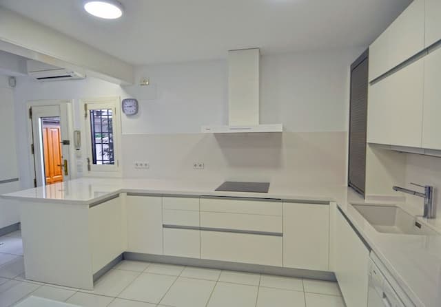 Villa en venta en Jávea, con jardín cerca de la playa.