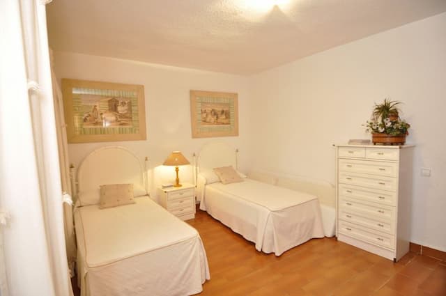 Villa en venta en Jávea, con jardín cerca de la playa.
