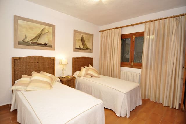 Villa en venta en Jávea, con jardín cerca de la playa.