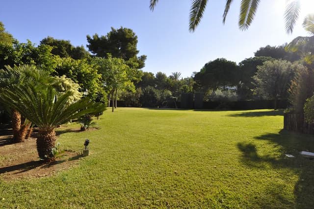 Villa en venta en Jávea, con jardín cerca de la playa.
