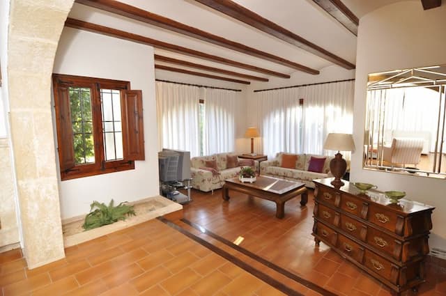 Villa en venta en Jávea, con jardín cerca de la playa.