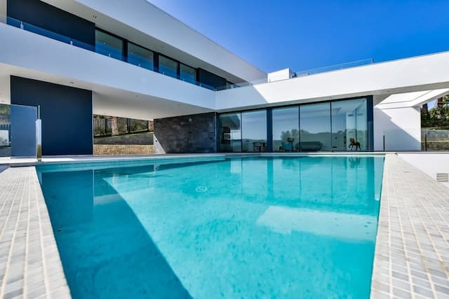 Villa en venta en Jávea con un diseño moderno y vistas.