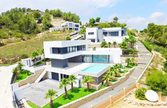 Villa en venta en Jávea con un diseño moderno y vistas.