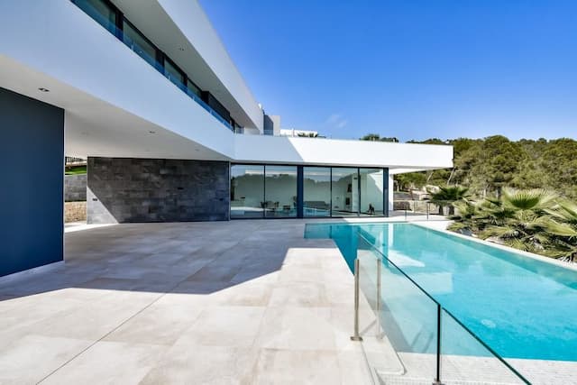 Villa en venta en Jávea con un diseño moderno y vistas.