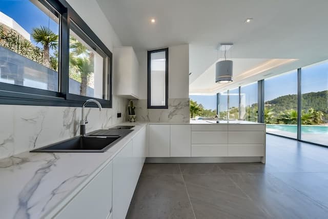 Villa en venta en Jávea con un diseño moderno y vistas.