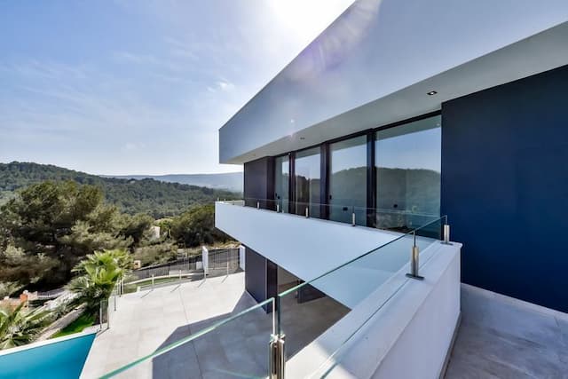 Villa en venta en Jávea con un diseño moderno y vistas.