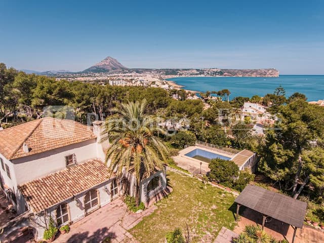Exclusive, private finca located a few meters from the Cala Blanca beach, overlooking the sea.