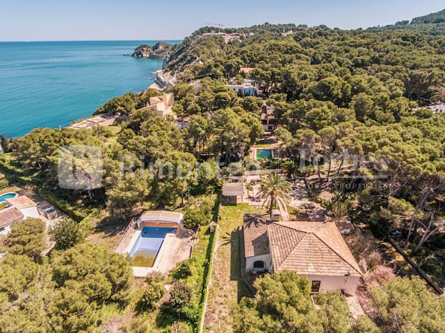 Exclusive, private finca located a few meters from the Cala Blanca beach, overlooking the sea.