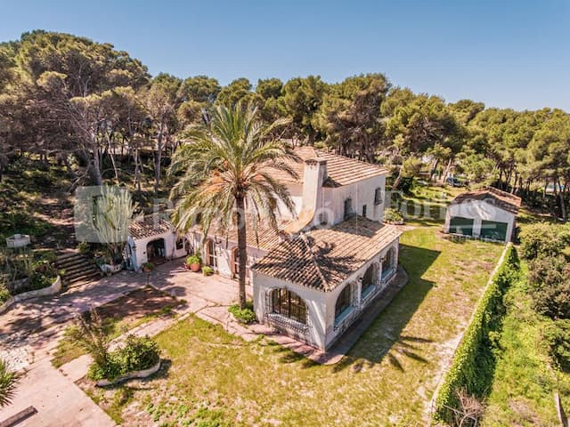 Exclusive, private finca located a few meters from the Cala Blanca beach, overlooking the sea.