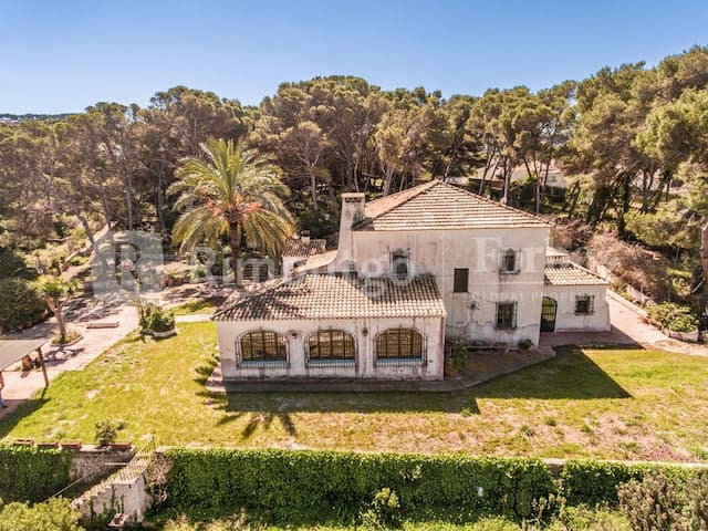 Exclusive, private finca located a few meters from the Cala Blanca beach, overlooking the sea.