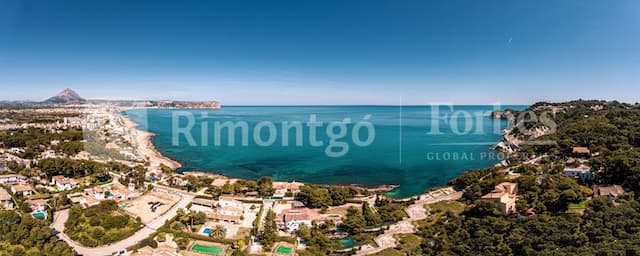 Exclusive, private finca located a few meters from the Cala Blanca beach, overlooking the sea.