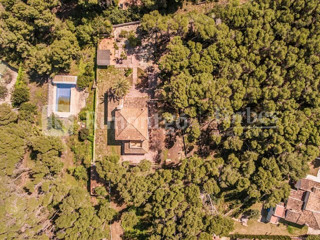 Exclusive, private finca located a few meters from the Cala Blanca beach, overlooking the sea.