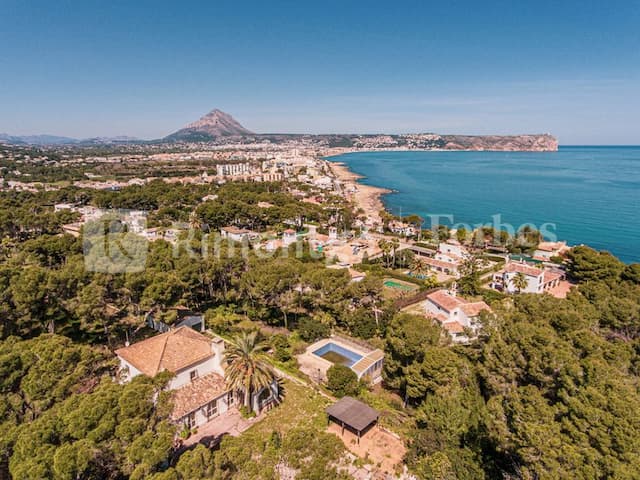 Exclusive, private finca located a few meters from the Cala Blanca beach, overlooking the sea.
