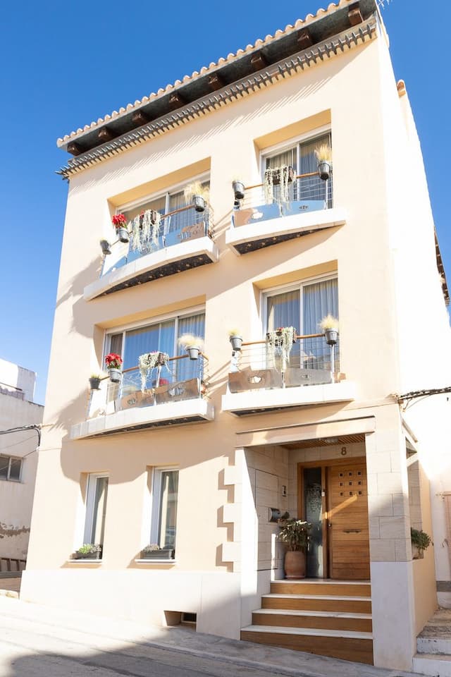 Belle maison située à quelques mètres du port de Jávea et dotée d'une grande terrasse avec vue sur la mer.