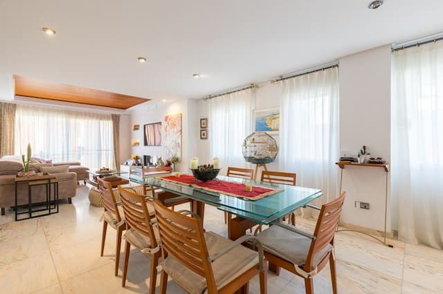 Belle maison située à quelques mètres du port de Jávea et dotée d'une grande terrasse avec vue sur la mer.