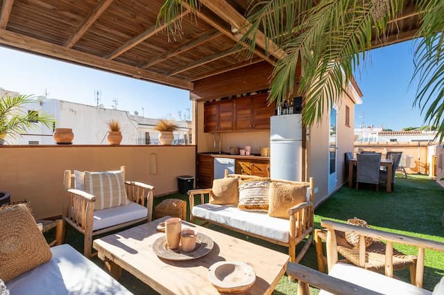 Belle maison située à quelques mètres du port de Jávea et dotée d'une grande terrasse avec vue sur la mer.