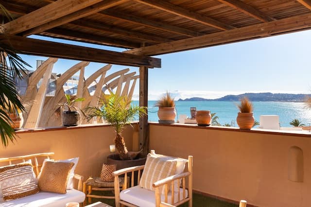 Belle maison située à quelques mètres du port de Jávea et dotée d'une grande terrasse avec vue sur la mer.