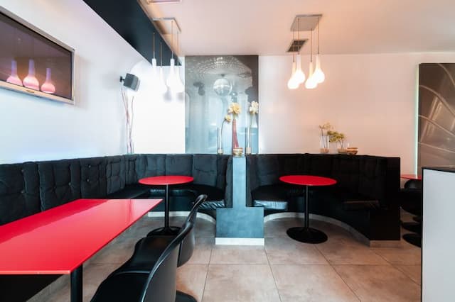 Gebouw met pub en villa te koop in het centrum van Jávea.