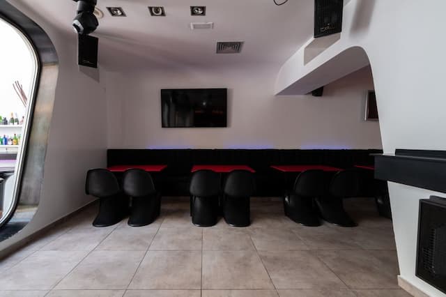 Gebouw met pub en villa te koop in het centrum van Jávea.