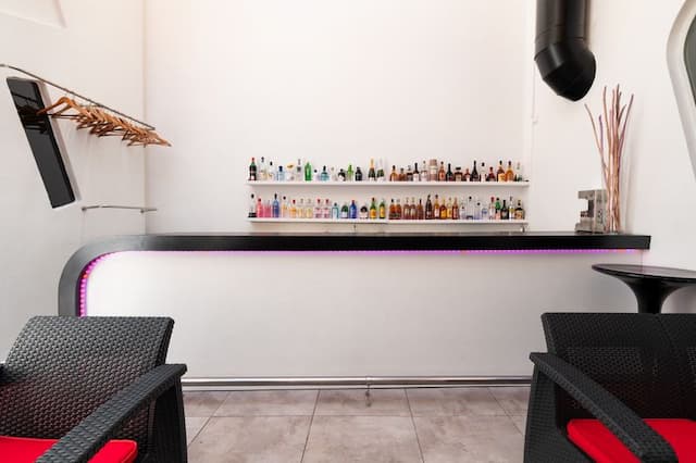 Gebouw met pub en villa te koop in het centrum van Jávea.