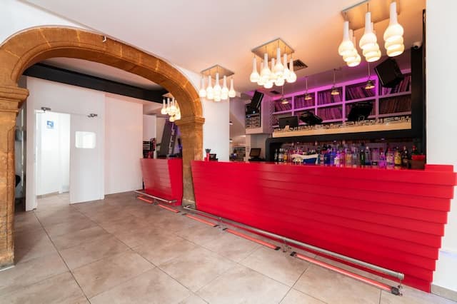 Gebouw met pub en villa te koop in het centrum van Jávea.