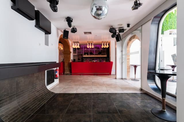 Gebouw met pub en villa te koop in het centrum van Jávea.