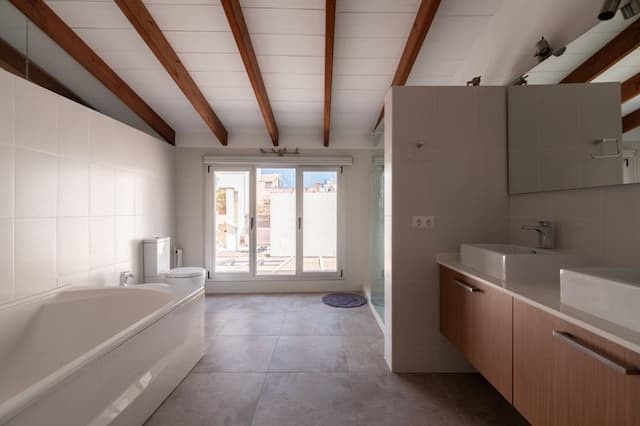 Gebouw met pub en villa te koop in het centrum van Jávea.