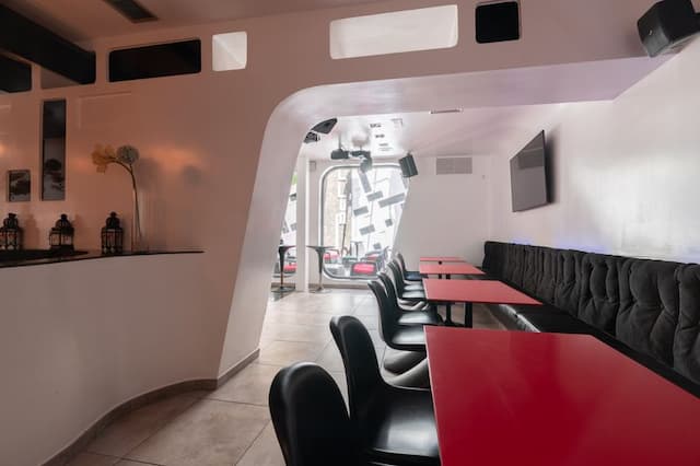 Gebouw met pub en villa te koop in het centrum van Jávea.