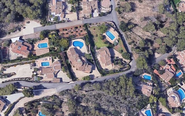 Exclusiva propiedad con vistas al mar ubicada muy próxima a la Playa del Arenal de Jávea y servicios.