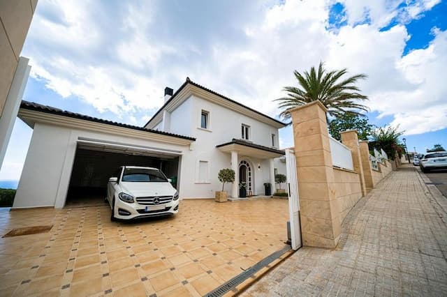 Bonita casa de estilo mediterráneo con vistas al mar en Anchorage Hill.