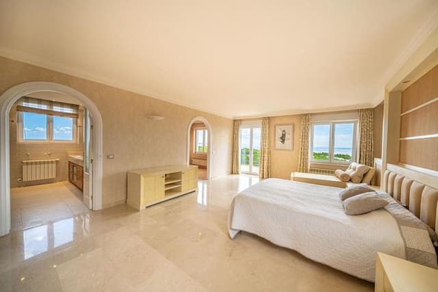 Bonita casa de estilo mediterráneo con vistas al mar en Anchorage Hill.