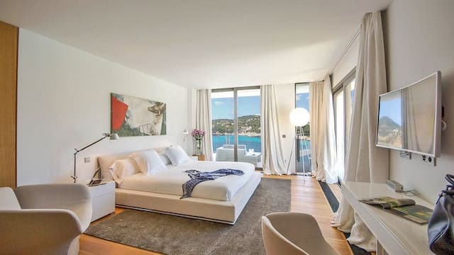 Magnifique villa de style contemporain sur la première ligne du Camp de Mar avec accès direct à la mer.