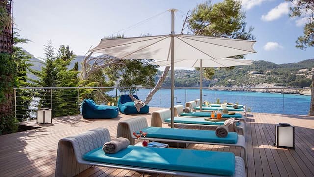 Magnifique villa de style contemporain sur la première ligne du Camp de Mar avec accès direct à la mer.